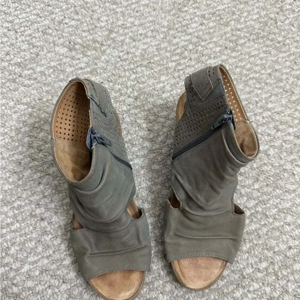 Earth Wedge Sandals Size 8.5 peep toe wedge heels